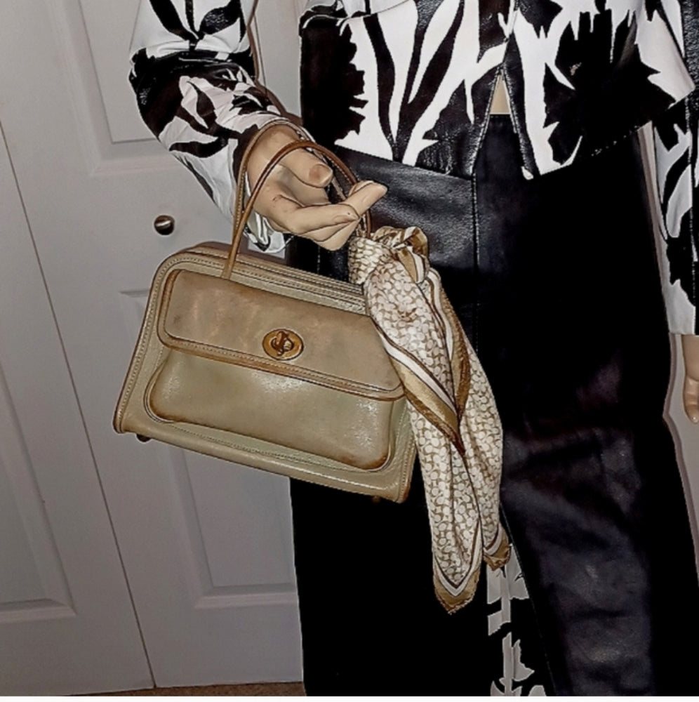 @lorac2015 COME SEE SELECT STYLES LIKE THIS IN MY CLOSET OF VINTAGE COACH BAGS