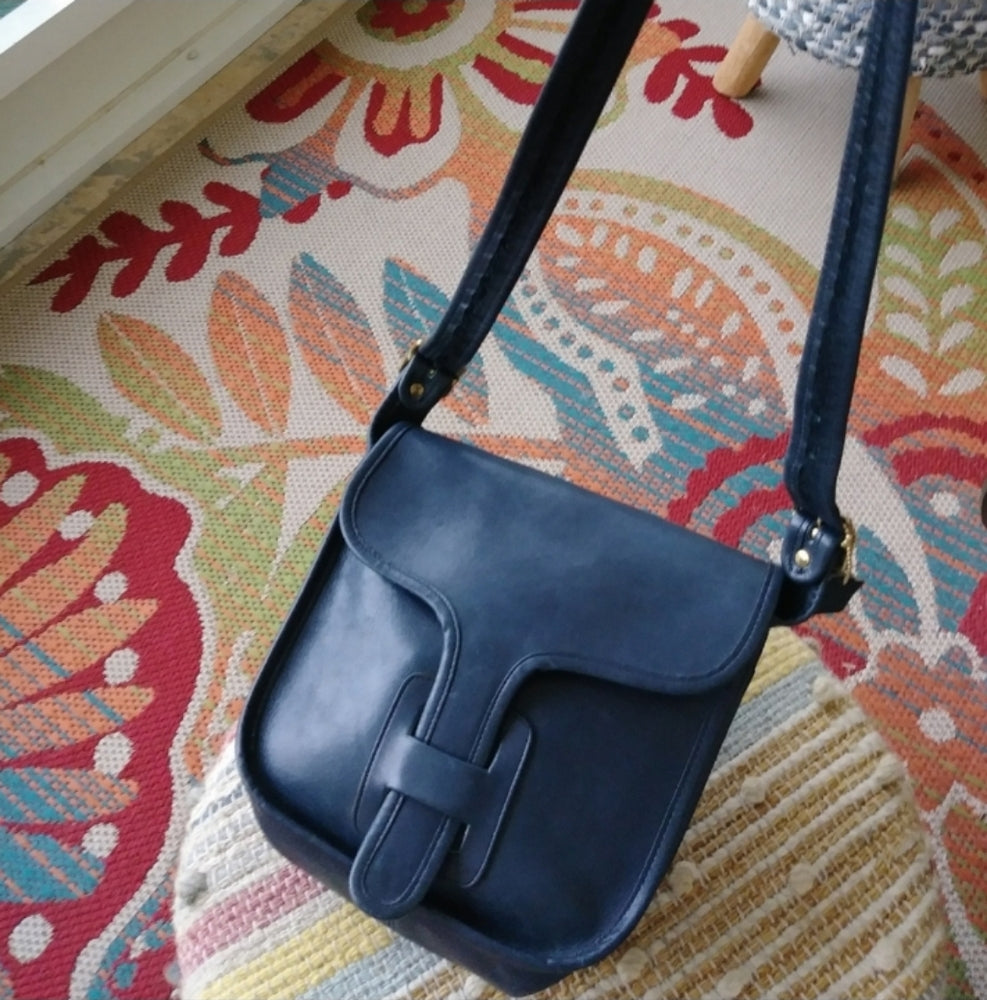 @lorac2015 COME SEE SELECT STYLES LIKE THIS IN MY CLOSET OF VINTAGE COACH BAGS